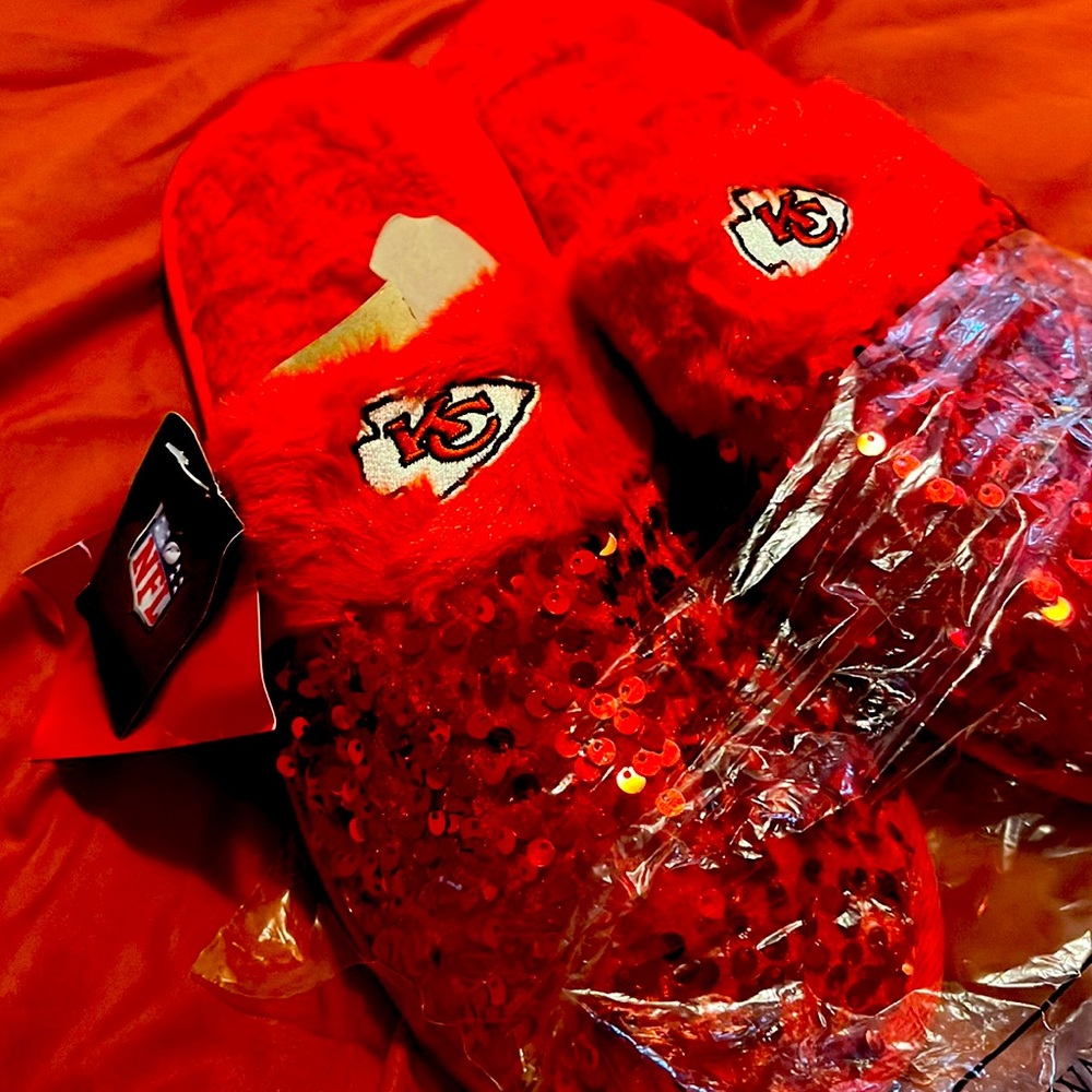 The perfect holiday glittery Chiefs slippers!!